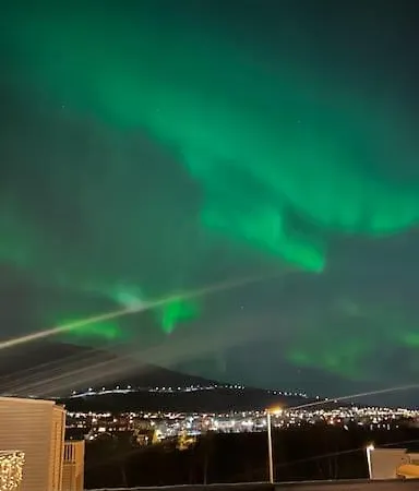 Fin Leilighet Med En Nydelig Sjoutsikt Og Fjell