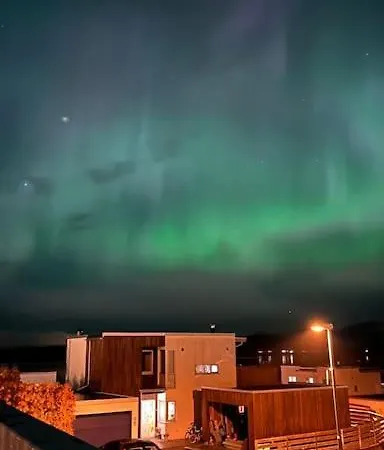 Fin Leilighet Med En Nydelig Sjoutsikt Og Fjell ترومسو
