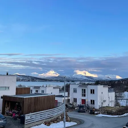 شقة Fin Leilighet Med En Nydelig Sjoutsikt Og Fjell *