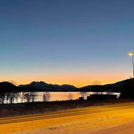 Fin Leilighet Med En Nydelig Sjoutsikt Og Fjell *